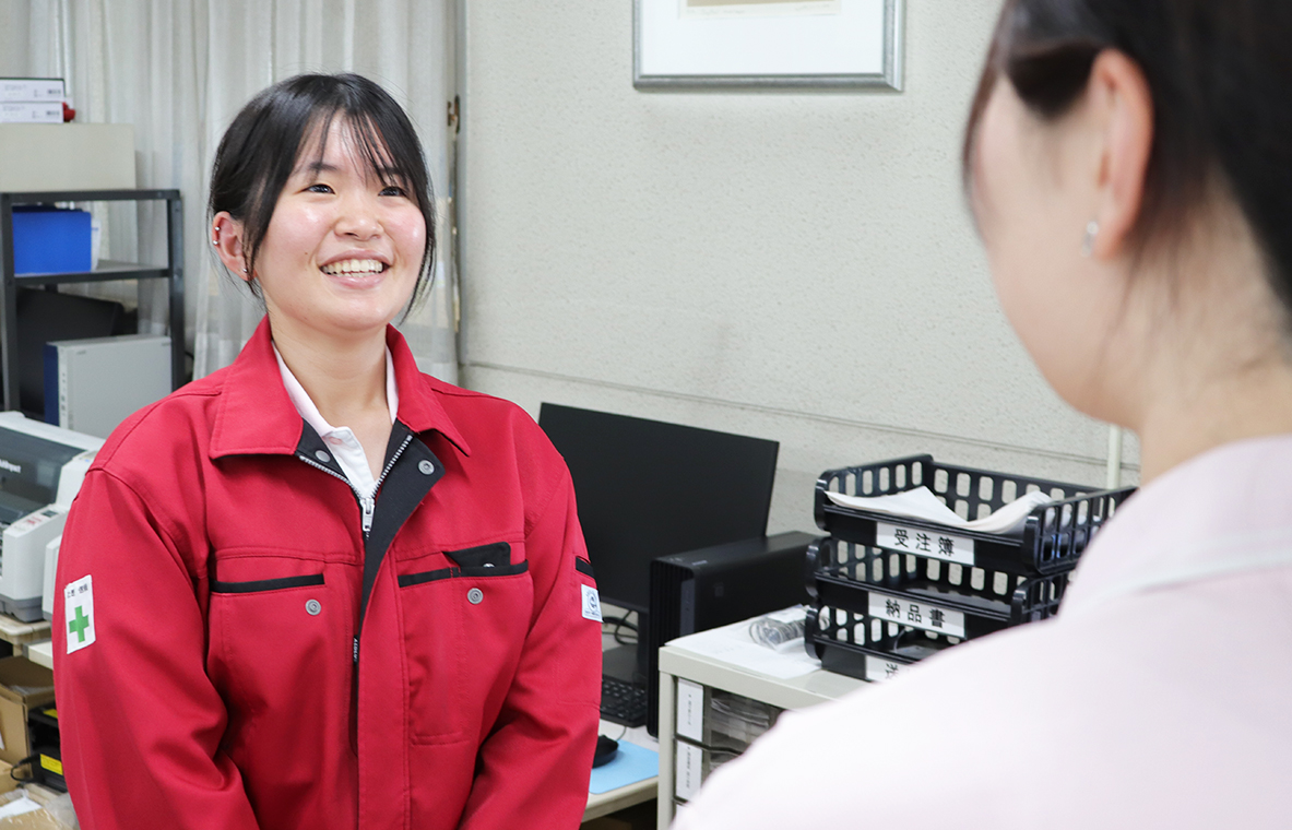 オフィスで笑顔を見せるM・Hさん