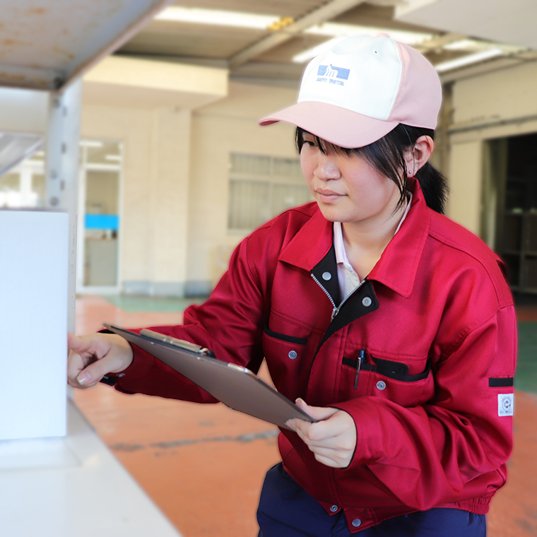 休日に愛車の洗車を楽しむプライベートの様子